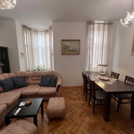 Aristocratic 2bdrm Apartmán