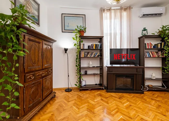 Aristocratic 2bdrm דירה *