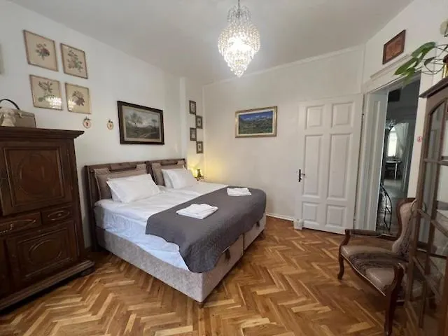 Aristocratic 2bdrm דירה וארנה