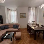 Aristocratic 2bdrm Lejlighed