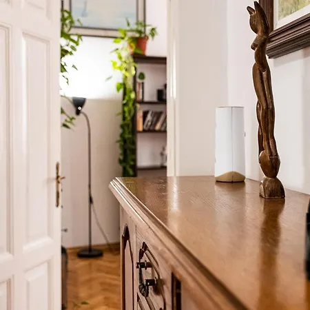 Aristocratic 2bdrm דירה *